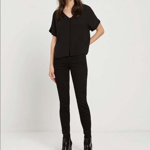 Button-Down Loose Blouse in Black - Picture 3 of 4